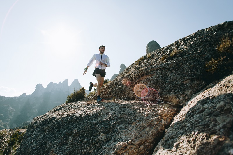 Un homme court en montagne pour préparer un ultra trail