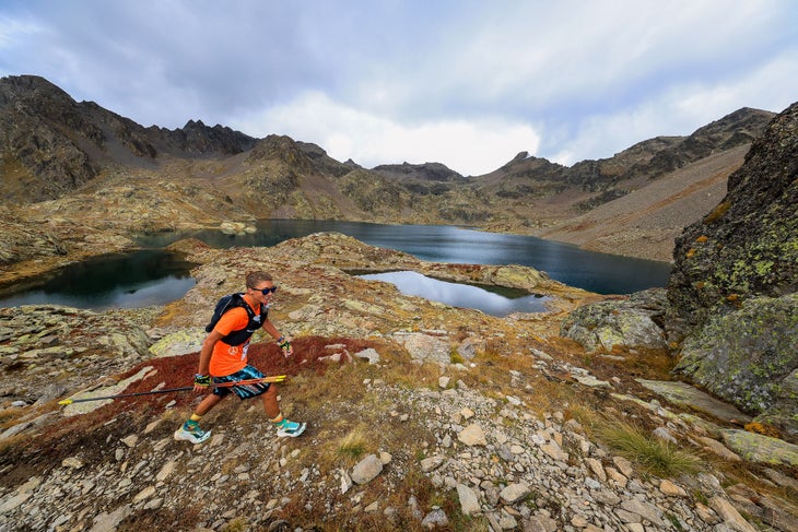 Courtney Dauwalter traverse les Alpes Maritimes en route pour remporter Nice Côte d'Azur par UTMB.