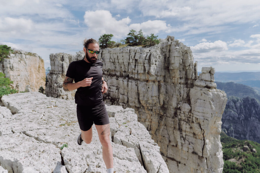 Passer de la route au trail : différences biomécaniques et exercices indispensables